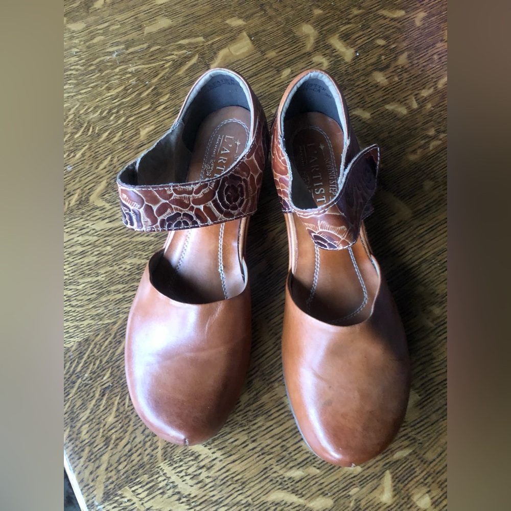 L’Artiste Camel Tan Mary Jane “Gloss Pansy” Euro size 38 EUC